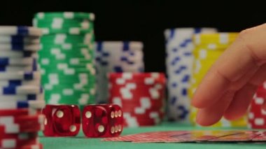 Başarılı bir poker oyuncu floş yakalar, ezeli rakibi yenmek için bir şans olur