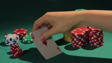 Poker maç kazanan rakibi bir zamanda, şanslı oyuncu bir kart göstererek ilgi çekici
