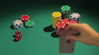 Poker oyuncusu iyi bir büyük banka rakipleri kazanmak için şans as, çiftini gösterilen