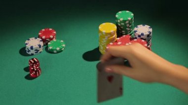 Şanslı adam pocket aslar, büyük para, kazananın zafer kazanmak için iyi bir fırsat vardır