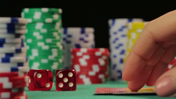 Ruka hráč kontrolu hrací karty, osoba lákavé osud v pokeru — Stock video