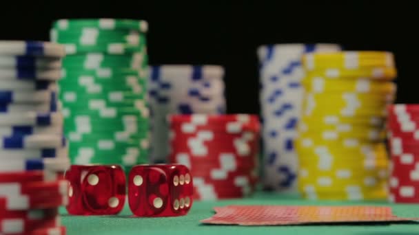 Jugador de poker arriesgado atrapa pareja de bolsillo, jugador espera ganar fortuna en el casino — Vídeos de Stock