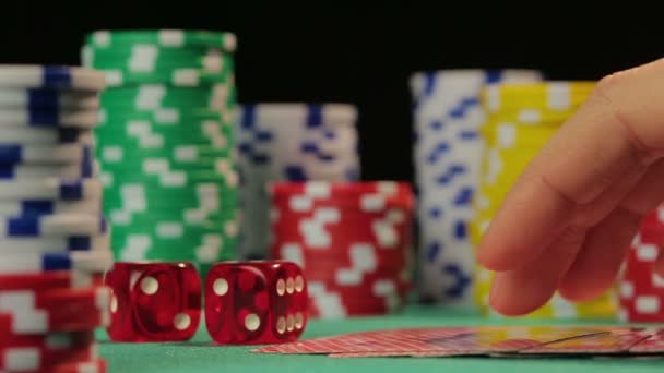 Úspěšný hráč pokeru úlovky straight flush, dostane šanci porazit soupeře — Stock video