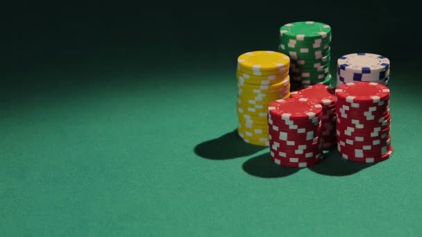 Професійний гравець в покер, що показує пару асів, щоб конкурувати, фішки казино на столі — стокове відео