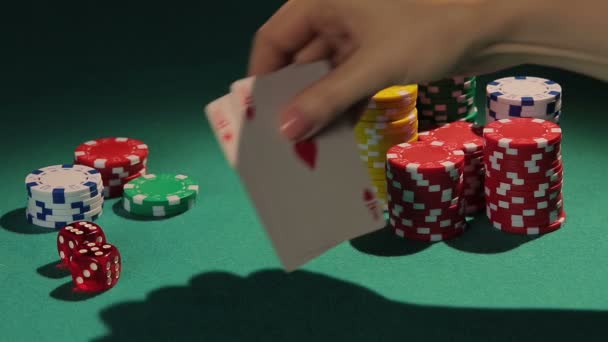 Gelukkige pokerspeler met goede kaarten aan rivalen, winnaar in casinotoernooi — Stockvideo