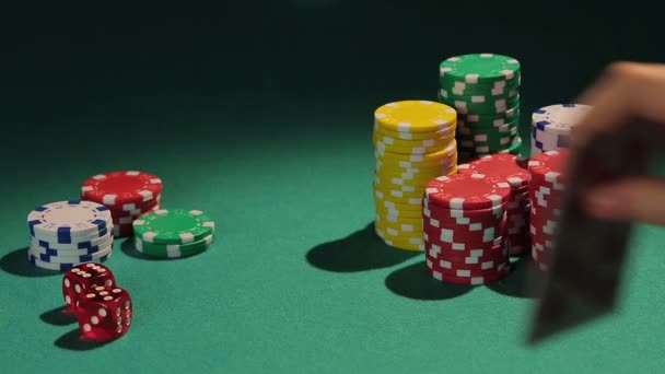 Lyckliga kvinnliga pokerspelare visar bästa poker kombination, royal flush hand — Stockvideo