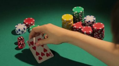 Mutlu kazanan poker eli gururla, gösterilen banka riskli kart oyununda alarak