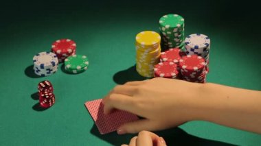 Daha fazla fiş kazanmak için strateji kullanarak floş royal, başarılı poker oyuncusu yakalar