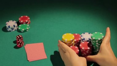 Pervasız kumarbaz poker oyununda tüm fişleri bahis istiyor büyük para kazanmak Kumarhane