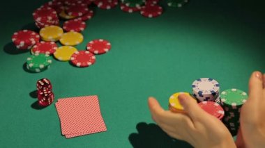 Kumar cips dikkatli bir şekilde bahis bağımlısı, riskli poker maç, oyun tutkusu
