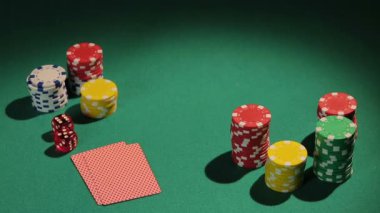 Tüm fişleri, kazanmak için blöf kumarbaz bahis tecrübeli poker oyuncu all-in, gider