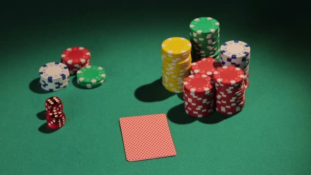 Fortunato giocatore di poker controllando le carte, ottenendo la possibilità di vincere la partita con due assi — Video Stock