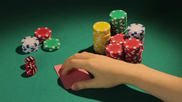 Nešťastný pokerový hráč zklamaný s špatné karty, ztráta peněz v riskantní — Stock video