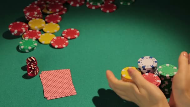 Gokken verslaafde weddenschappen chips voorzichtig, riskante poker wedstrijd, passie voor spel — Stockvideo
