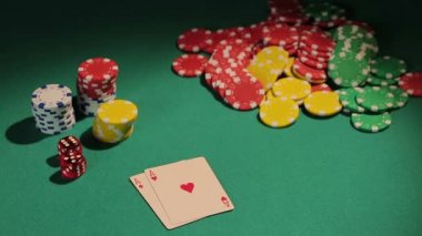 Başarılı oyuncu poker oyunu, bankada kazanmak mutlu tüm fişleri masadan