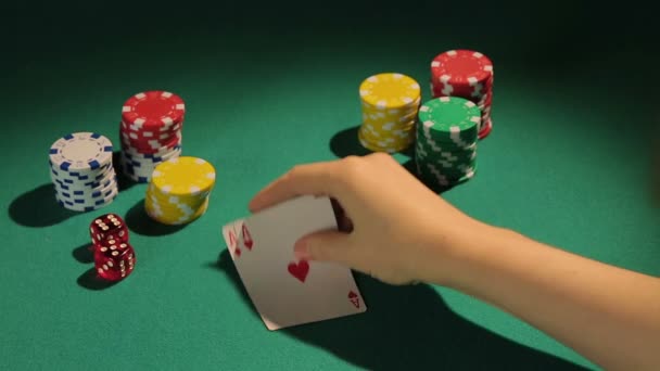 Anfänger Spieler, der das Glück hat, Pokerspiel mit einem Paar Asse zu gewinnen und den ersten Gewinn zu erzielen — Stockvideo