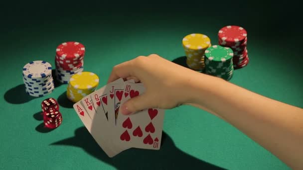 Gelukkige gokker tonen royal flush hand, pokerspeler wint bank in casino — Stockvideo