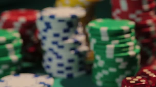 Крупним планом знімок з двох асів на столі покеру, дефокусовані фішки на фоні, казино — стокове відео