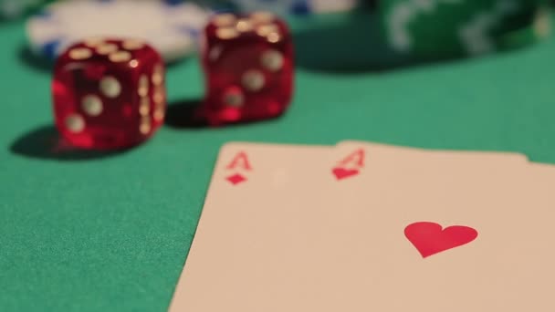 Mano ganadora de cartas en la mesa de póquer, montón de fichas, ganancia del ganador — Vídeo de stock