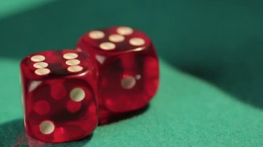 Başarılı bir poker oyuncu maça floş royal kameraya, şanslı oyun gösterilen eller