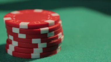 Poker oyuncu holding royal flush, kartların, iyi kombinasyonu kazanmak için bir şans