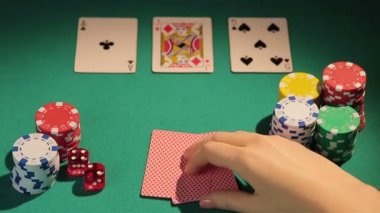 Kontrol kartları, mutlu poker oyuncusu başparmak-up işaret, şanslı oyun gösterilen