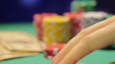 Başarılı bir poker oyun aces, çifti ile keyfi kişi nakit ve fiş bahis