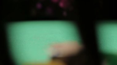 Fişleri, tüm bahis poker oyuncusu poker oyununda çok para kazanmak için risk alma