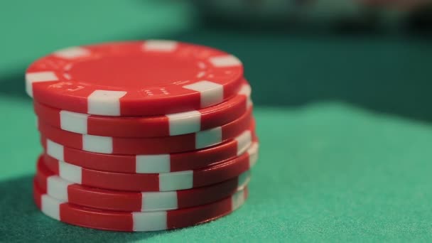 Iniciante sortudo pega boa mão no jogo de poker, investimento bem sucedido na inicialização — Vídeo de Stock