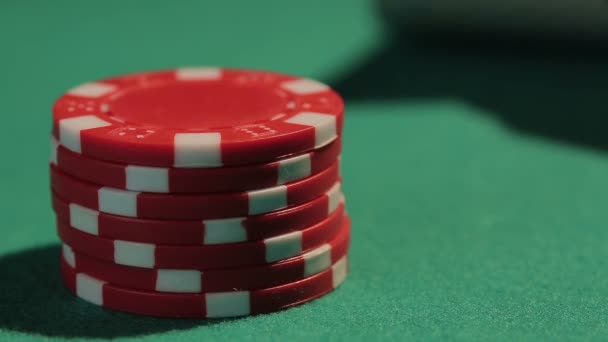 Mały stos żetonów pokerowych, gracz ma parę asów, czeka na rywala w akcji — Wideo stockowe