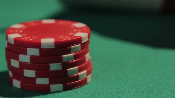 Jogador de poker cauteloso olhando para as cartas, tendo dúvidas sobre a aposta, decisão arriscada — Vídeo de Stock