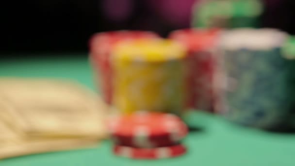 Frode nel gioco d'azzardo, il giocatore prende colore reale, banconote da un dollaro, mucchio di patatine fritte sul tavolo — Video Stock