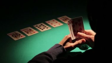 Tecrübeli kumarbaz rakibinin eylem için bekleyen poker fişleri bahis gölgesi