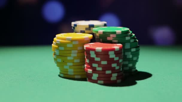 Las manos del distribuidor tomando pila de fichas de póquer de la mesa, atmósfera en el casino — Vídeo de stock
