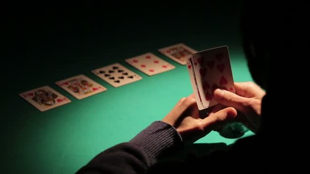 Ombre de joueurs expérimentés paris jetons de poker, attendant l'action de son rival — Video