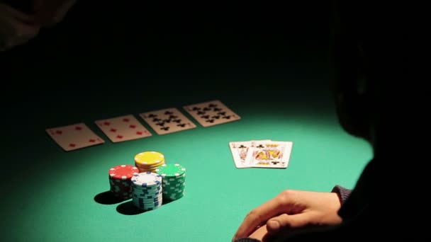 Чоловік одержимий азартними іграми, втрачаючи всі гроші в покерній грі, людина в розпачі — стокове відео