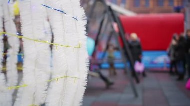 Açık Xmas festivalinde sallanan mutlu çocuklar ve yetişkinler eğlenmek