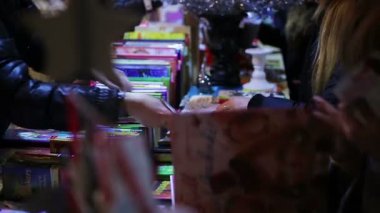 Kiev, Ukrayna - 19 Aralık 2015. İnsanlar kitap alıyor. Birçok alıcı ticaret fuarında kitap görüntüleme, baskı sanayi ürünleri