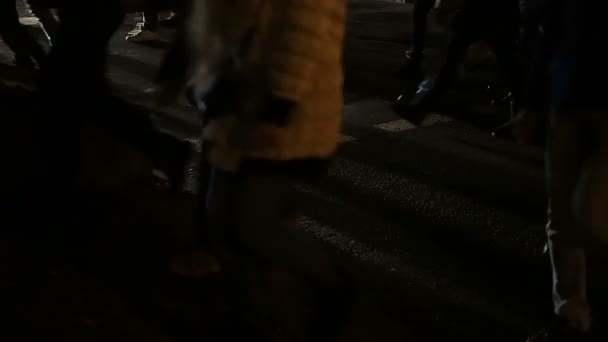 Толпа решительных студентов, идущих по улице Темного города, чтобы устроить акцию протеста, массовые беспорядки — стоковое видео
