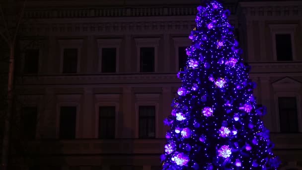 Jasne światła musujące na fantastycznym drzewie nowego roku w centralnym placu wielkiego miasta — Wideo stockowe
