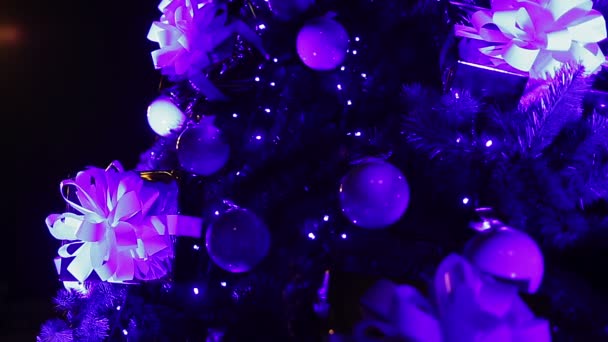 Güzel süslemeler ve çelenk ışıkları Noel ağacı, sihirli gece köpüklü — Stok video