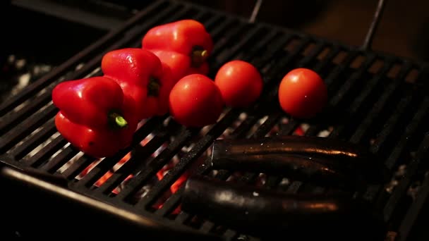 Fresh bell pepper and eggplants grilled for healthy dinner, low calorie diet — Stock Video