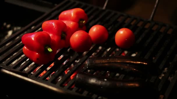 Čerstvé papriky a lilky grilované na zdravou večeři, nízkokalorickou stravu