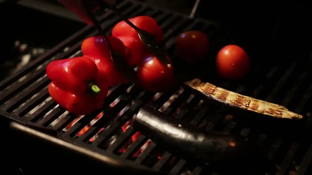 Restaurang Chief Cooking aptitretande saftiga grönsaker på grillen för välsmakande middag — Stockvideo