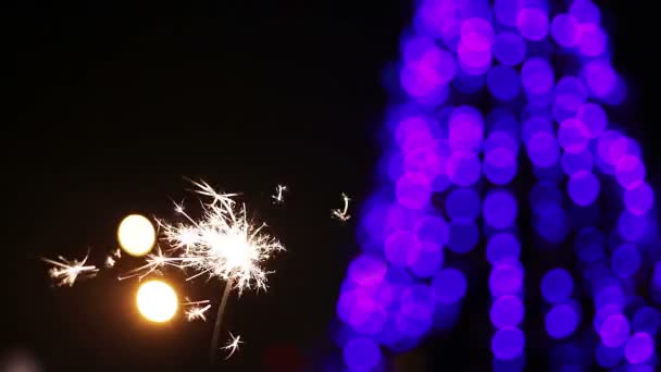 Bengala luz brillante con hermoso árbol de Navidad decorado en el fondo — Vídeos de Stock