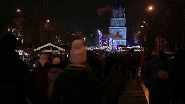 Kiev, Ukraina-19 december, 2015. Människor som går på gatan. Folkmassan går ner Central Street, njuter julfester — Stockvideo