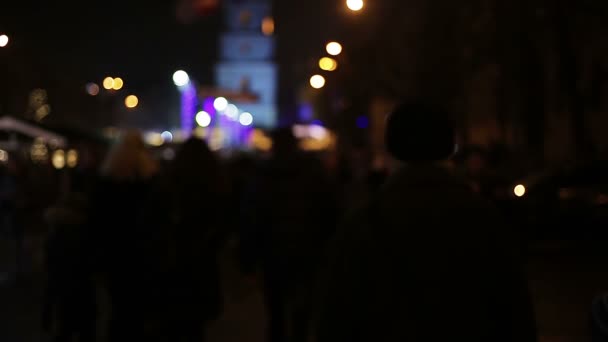 Personas divirtiéndose con familiares y amigos en la plaza central iluminada de la ciudad — Vídeo de stock