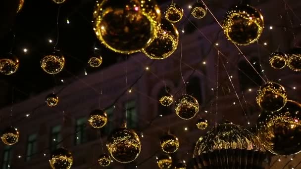 Волшебные мерцающие огни ярко сверкают на открытом воздухе, рождественские уличные украшения — стоковое видео