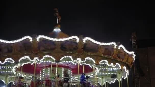 Kijev, Ukrajna-december 19, 2015. Gyermek lovaglás körhinta. Időközű lövés gyerekek jól érzik magukat a színes Merry-go-round a szórakoztató park — Stock videók