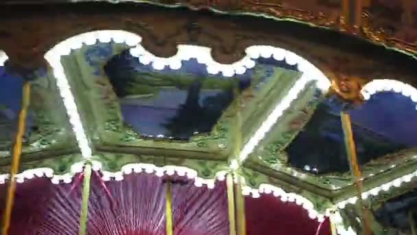 Time-lapse skott av färgglada och ljust upplysta Merry-Go-Round roterande — Stockvideo